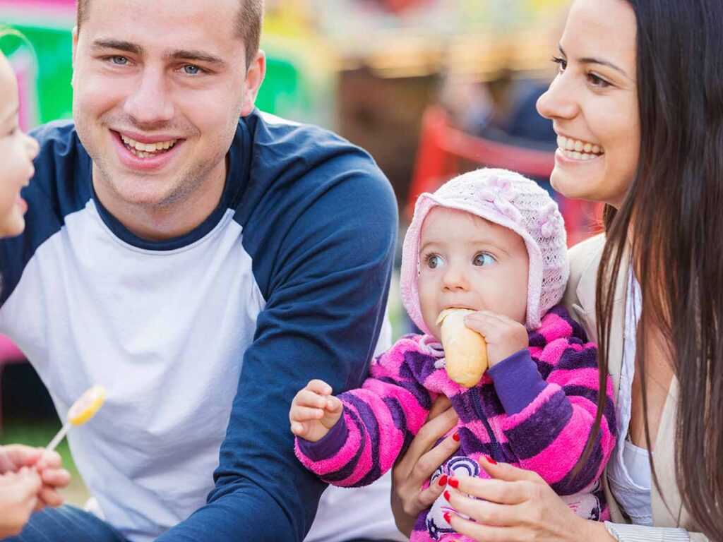 Familie spiser til festival